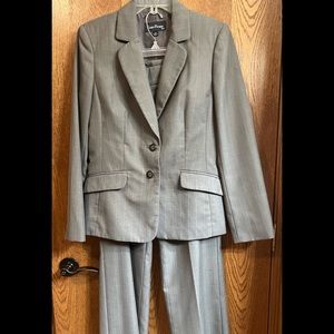 Women’s 2 pc Evan-Picone gray Business Suit. Like new! Size  10.